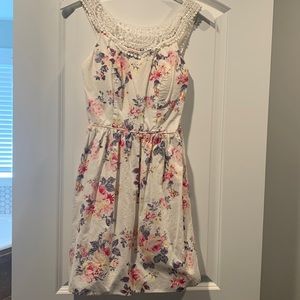 White Floral Lace Neck Line Sleeveless Summer Above Knee Dress Small